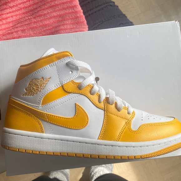 Air Jordan 1 Mids size 8 WMNS - Picture 1 of 4